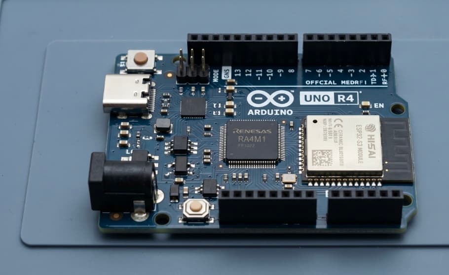 Arduino Uno R4 WiFi